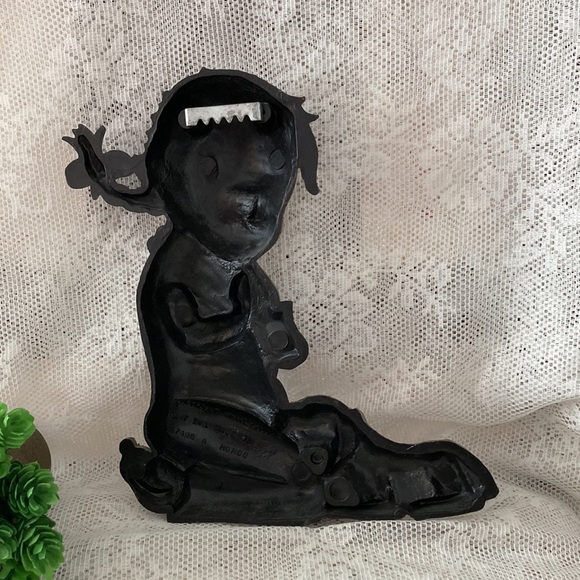 Vintage Retro resin praying girl with puppy wall plaque/faux copper look - Picture 2 of 4